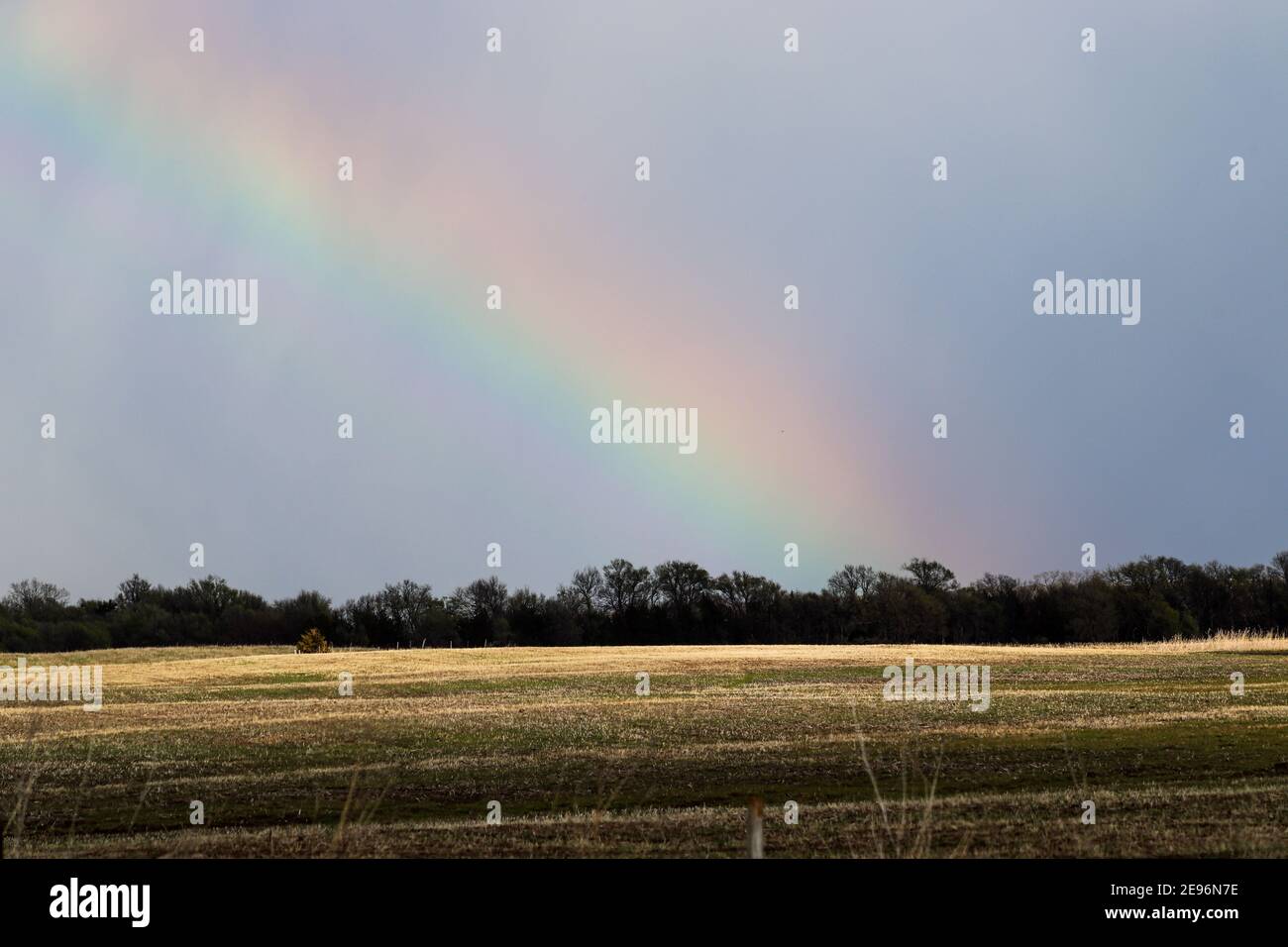 Natura Arcobaleno sul bel paesaggio verde del Nebraska. Foto di alta qualità Foto Stock