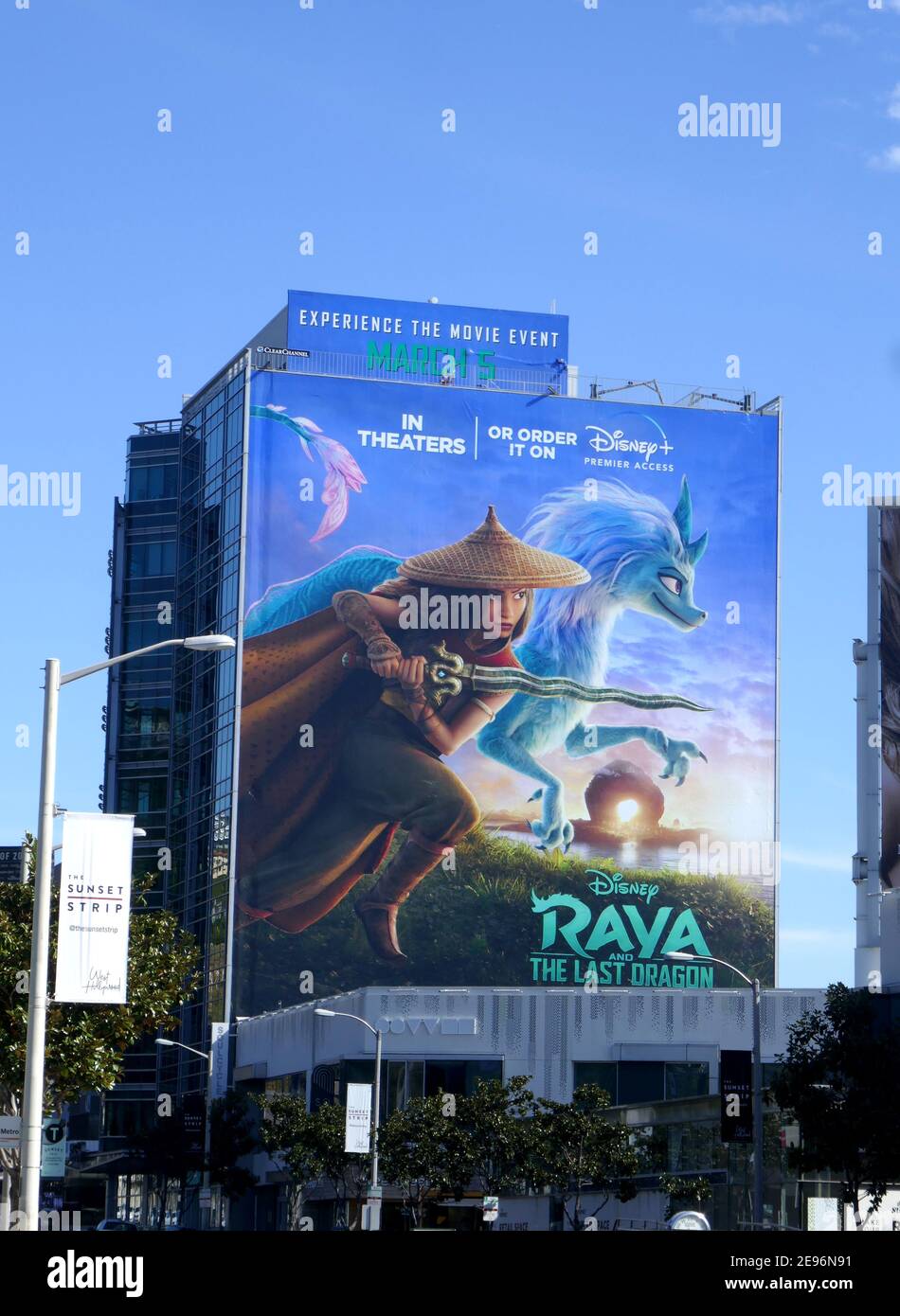 Los Angeles, California, USA 2 febbraio 2021 UNA visione generale dell'atmosfera di Disney Raya e dell'ultimo tabellone del Drago su Sunset Blvd durante la pandemia di Coronavirus Covid-19 il 2 febbraio 2021 a Los Angeles, California, USA. Foto di Barry King/Alamy Stock foto Foto Stock