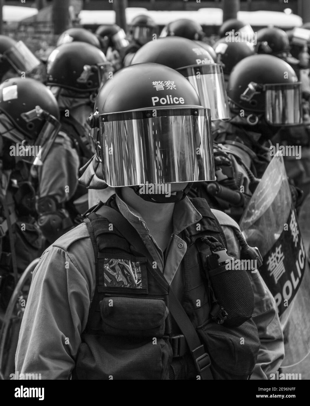 Polizia antisommossa che indossa caschi e visiere del viso si allineano per affrontare i manifestanti. Central, Hong Kong 15 settembre 2019 Foto Stock