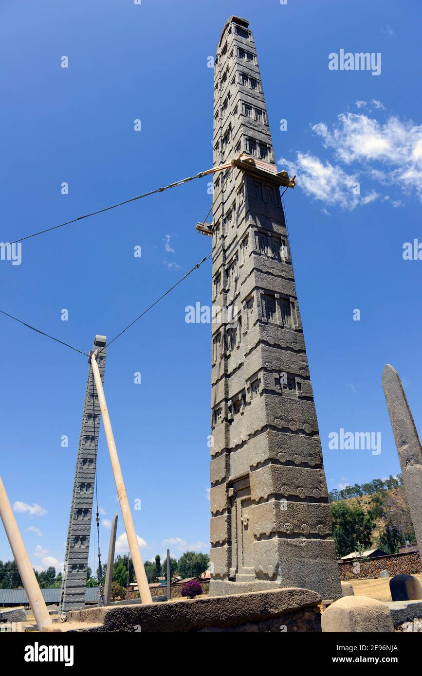 L'Obelisco di Axum, tra le altre prime rovine Aksumite nel parco archeologico di Aksum, Etiopia. Foto Stock