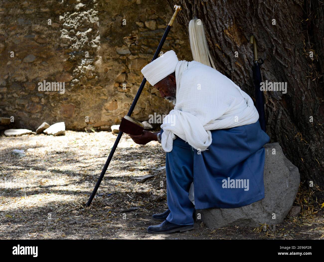 Un sacerdote ortodosso Tigray che prega fuori dalla vecchia chiesa di Santa Maria di Sion Foto Stock