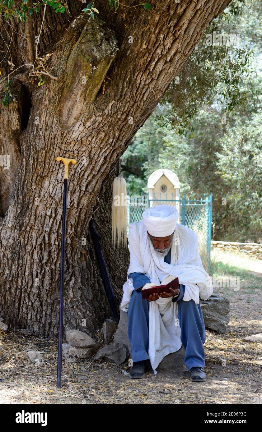 Un sacerdote ortodosso Tigray che prega fuori dalla vecchia chiesa di Santa Maria di Sion Foto Stock