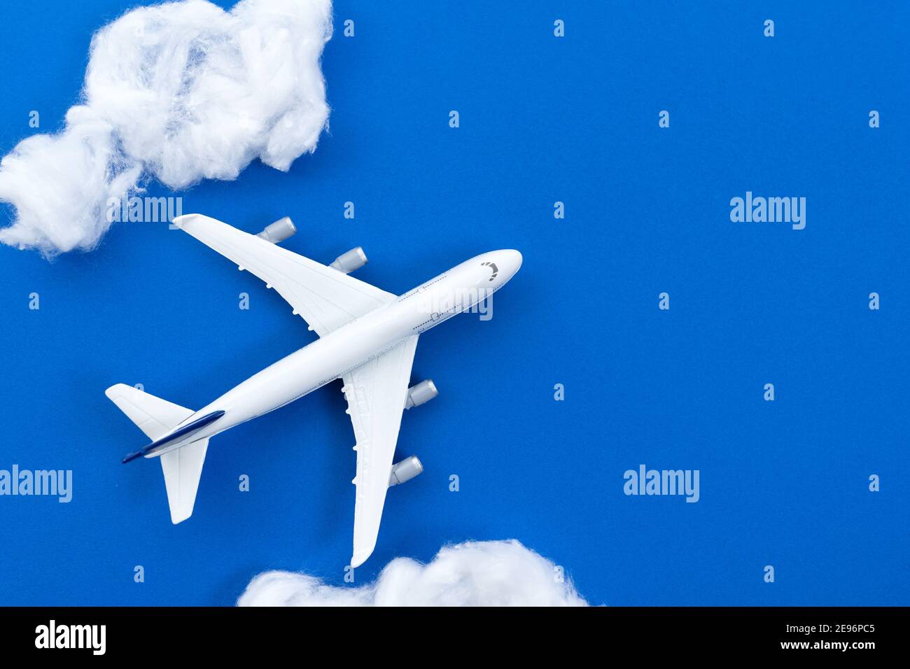 Modello di aereo commerciale con nube Foto Stock