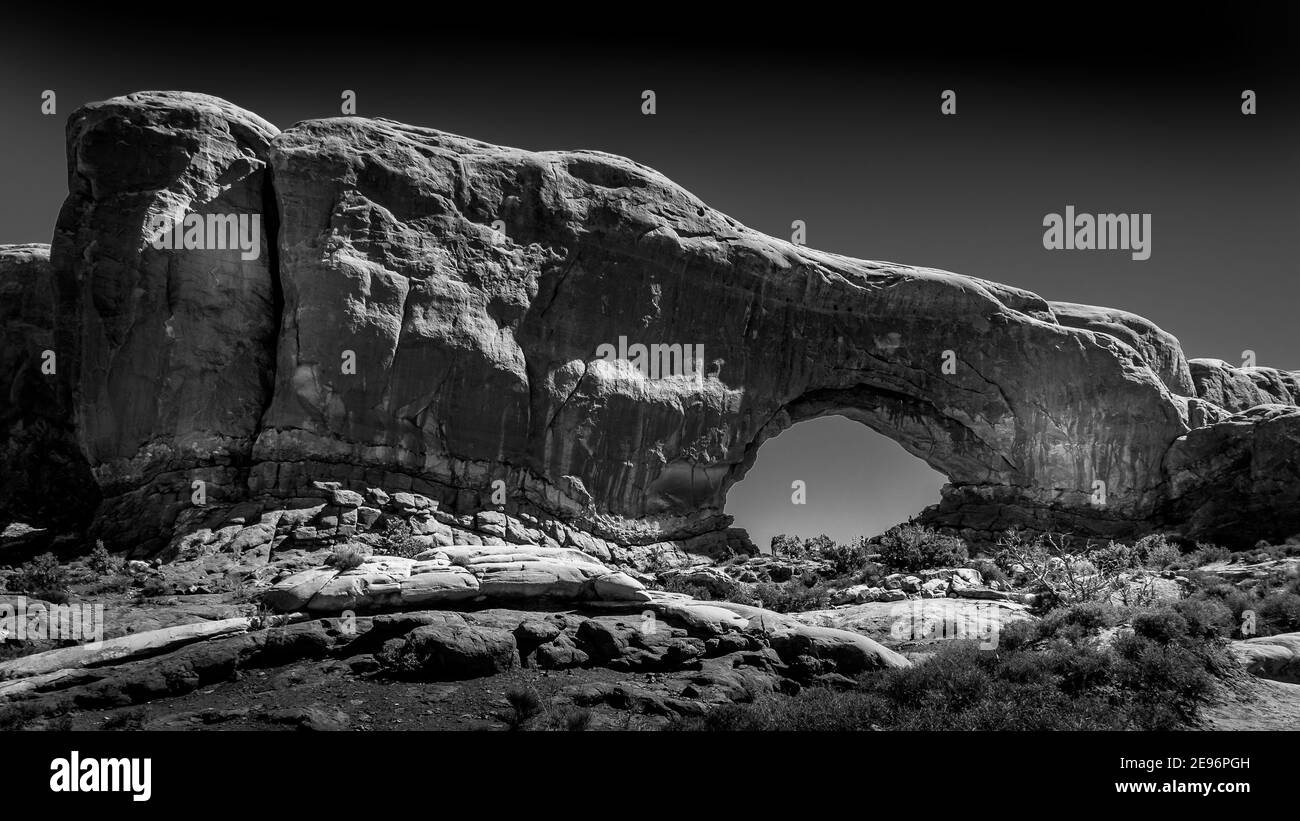 Foto in bianco e nero del North Window Arch, uno dei molti grandi archi di arenaria nel Parco Nazionale di Arches, Utah, Stati Uniti Foto Stock