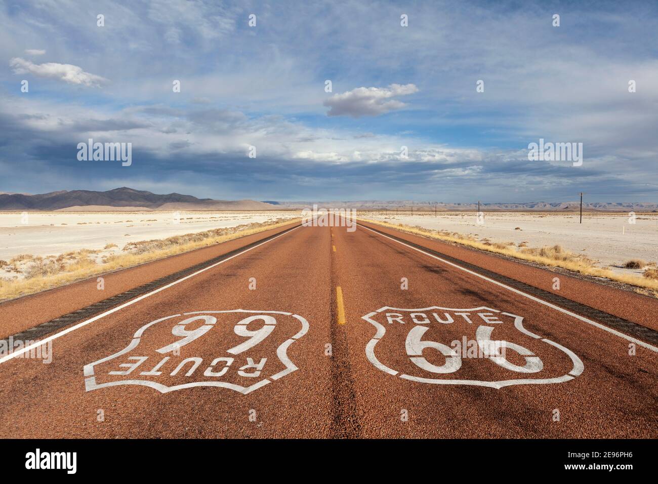 Loney parte della Route 66 con le drammatiche nuvole di tempesta del deserto all'orizzonte. Foto Stock