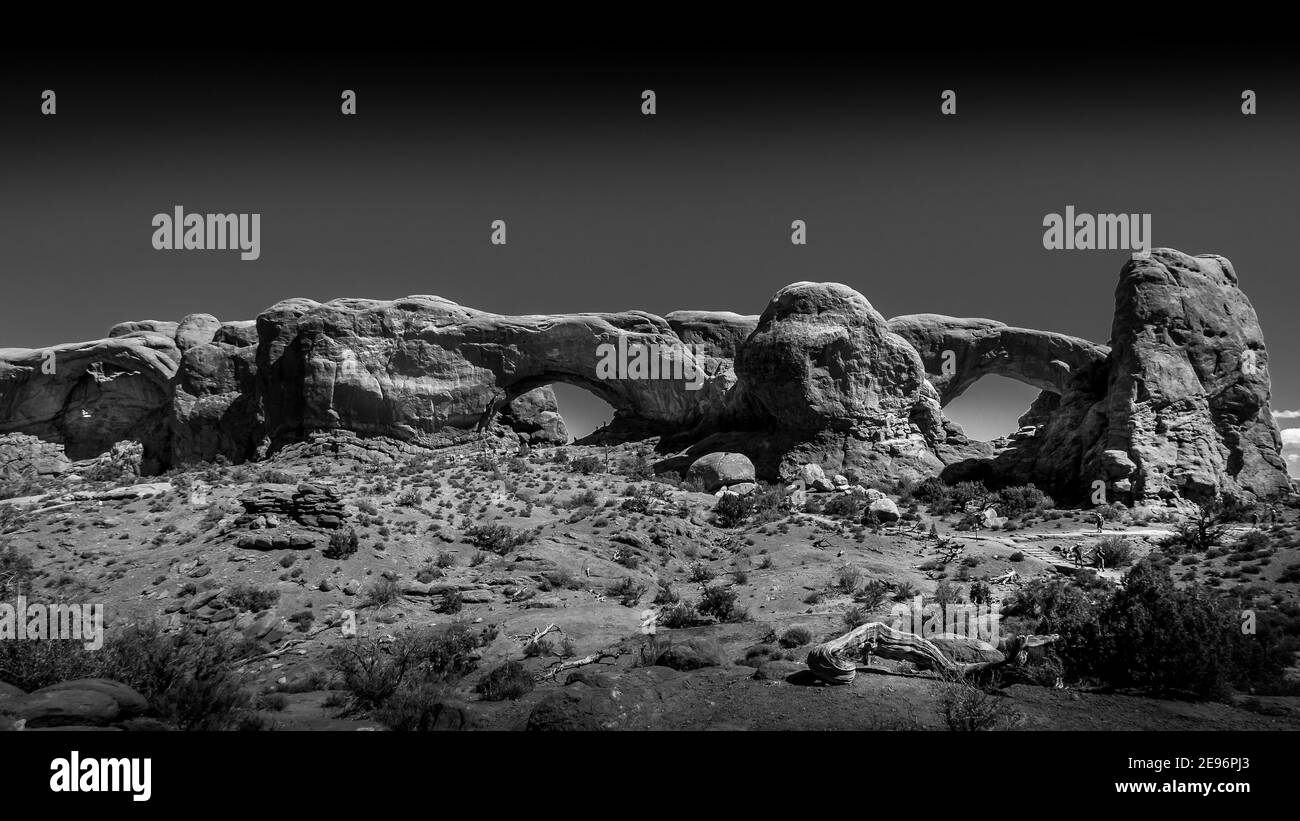 Foto in bianco e nero degli archi della finestra del Nord e del Sud nel paesaggio desertico della Sezione di Windows nel Parco Nazionale di Arches, Utah, Stati Uniti Foto Stock