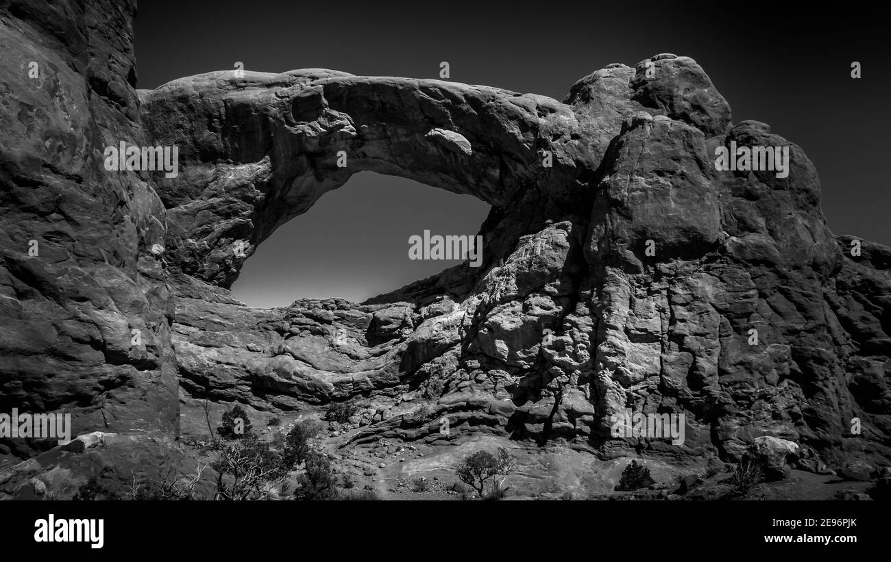 Foto in bianco e nero del South Window Arch, uno dei molti grandi archi di arenaria nel Parco Nazionale di Arches, Utah, Stati Uniti Foto Stock
