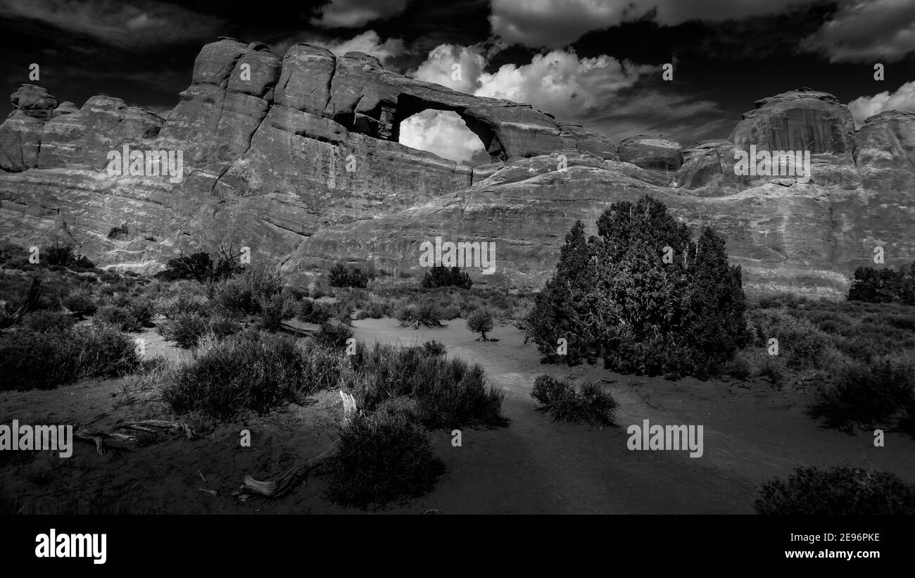 Foto in bianco e nero di Skyline Arch nel Devil's Garden, uno dei molti archi in arenaria nel Parco Nazionale di Arches vicino a Moab, Utah, Stati Uniti Foto Stock