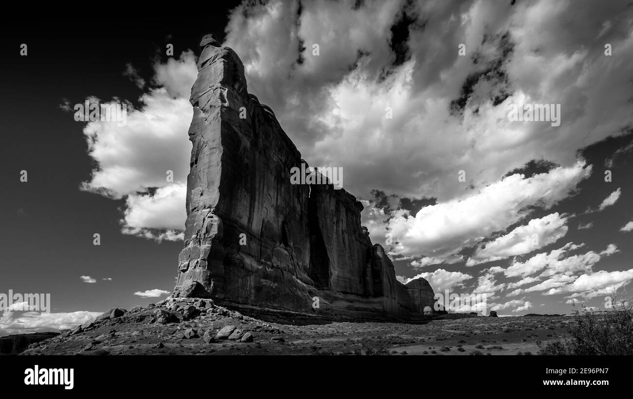 Foto in bianco e nero di pietra arenaria alta e fragile la pinna di roccia chiama la Torre di Babel nel paesaggio desertico del Parco Nazionale di Arches, Moab, Utah, USA Foto Stock