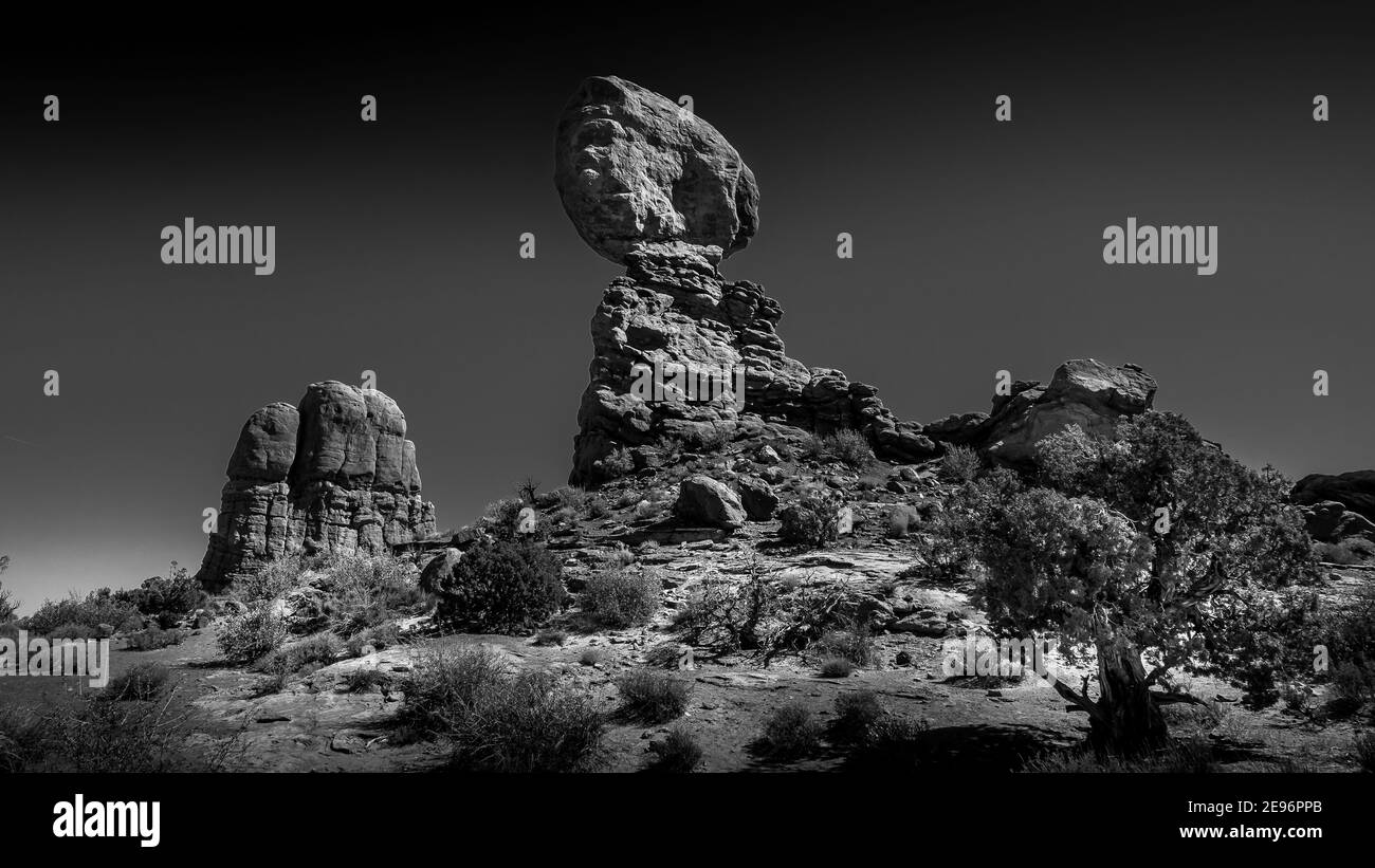 Foto in bianco e nero di Balanced Rock e altre formazioni di arenaria lungo l'Arches Scenic Drive nel Parco Nazionale Arches vicino a Moab, Utah, USA Foto Stock