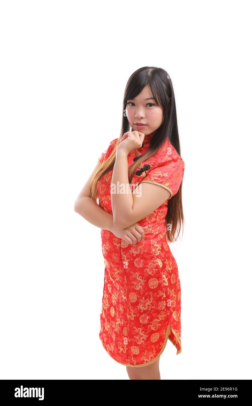 donna di bellezza indossa cheongsam rosso guardando e sorridere in cinese anno nuovo Foto Stock