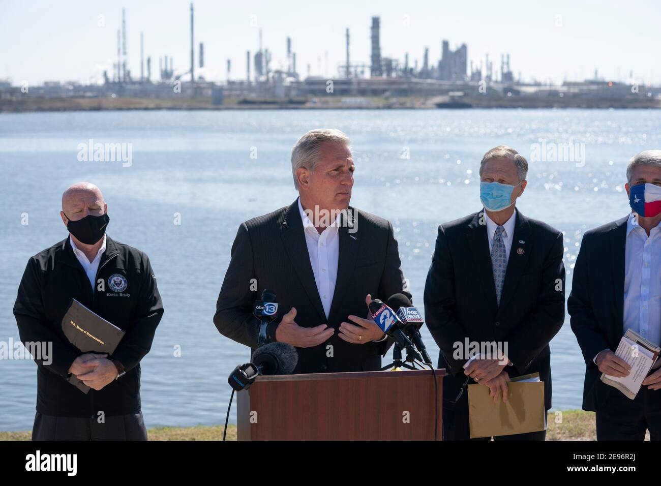 Houston, TX USA 2 febbraio 2021: Il leader della minoranza della Camera degli Stati Uniti Kevin McCarthy guida un gruppo di membri del Congresso al canale della nave di Houston criticando la cancellazione del Presidente Joe Biden del progetto della pipeline Keystone XL e di altre nuove politiche energetiche che dicono stanno danneggiando l'economia del Texas. Accanto a McCarthy ci sono la Rep. Kevin Brady (l) e la Rep. Brian Babin del Texas Credit: Bob Daemmrich/Alamy Live News Foto Stock