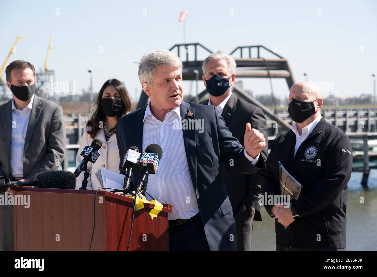 Houston, TX USA 2 febbraio 2021: Il congressista statunitense Michael McCaul del Texas guida un gruppo di membri del Congresso criticando la cancellazione del presidente Joe Biden del progetto Keystone XL Pipeline e altre nuove politiche energetiche che dicono stanno danneggiando l'economia del Texas. Il gruppo ha visitato lo Houston Ship Channel martedì. Credit: Bob Daemmrich/Alamy Live News Foto Stock