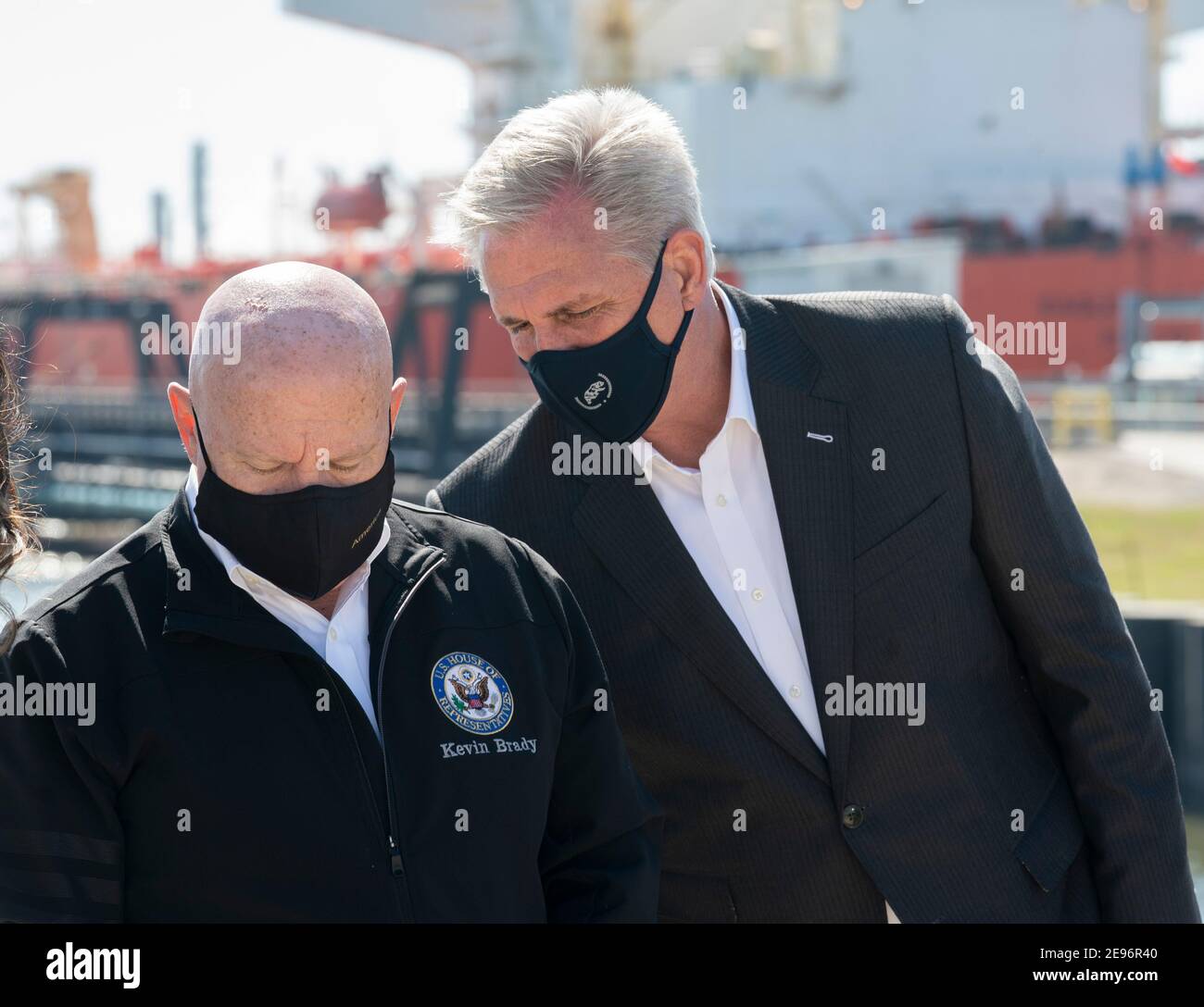 Houston, TX USA 2 febbraio 2021: Il leader della minoranza della Camera degli Stati Uniti KEVIN MCCARTHY, (r) conferisce con il Rep. Kevin Brady del Texas come essi guidano un gruppo di membri del Congresso che criticano la cancellazione del Presidente Joe Biden del progetto Keystone XL Pipeline e altre nuove politiche energetiche che dicono stanno danneggiando l'economia del Texas. Il gruppo ha visitato una struttura di carico midstream sul canale navale di Houston. Credit: Bob Daemmrich/Alamy Live News Foto Stock