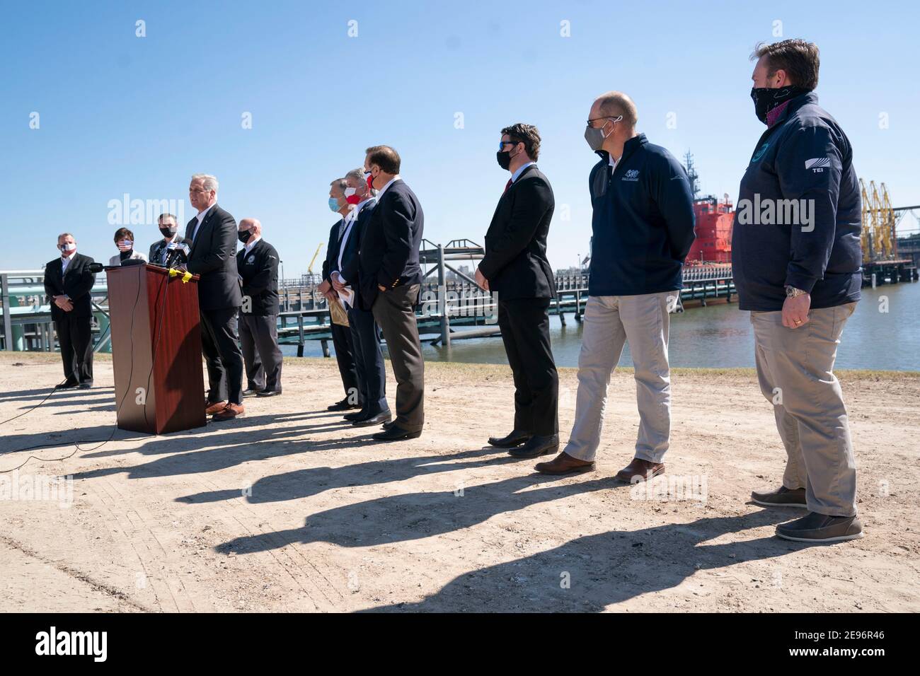 Houston, TX USA 2 febbraio 2021: Il leader della minoranza della Camera degli Stati Uniti Kevin McCarthy guida un gruppo di membri del Congresso che criticano la cancellazione del Presidente Joe Biden del progetto Keystone XL Pipeline e di altre nuove politiche energetiche che dicono stanno danneggiando l'economia del Texas. Il gruppo ha visitato una struttura di carico midstream sul canale navale di Houston. Credit: Bob Daemmrich/Alamy Live News Foto Stock