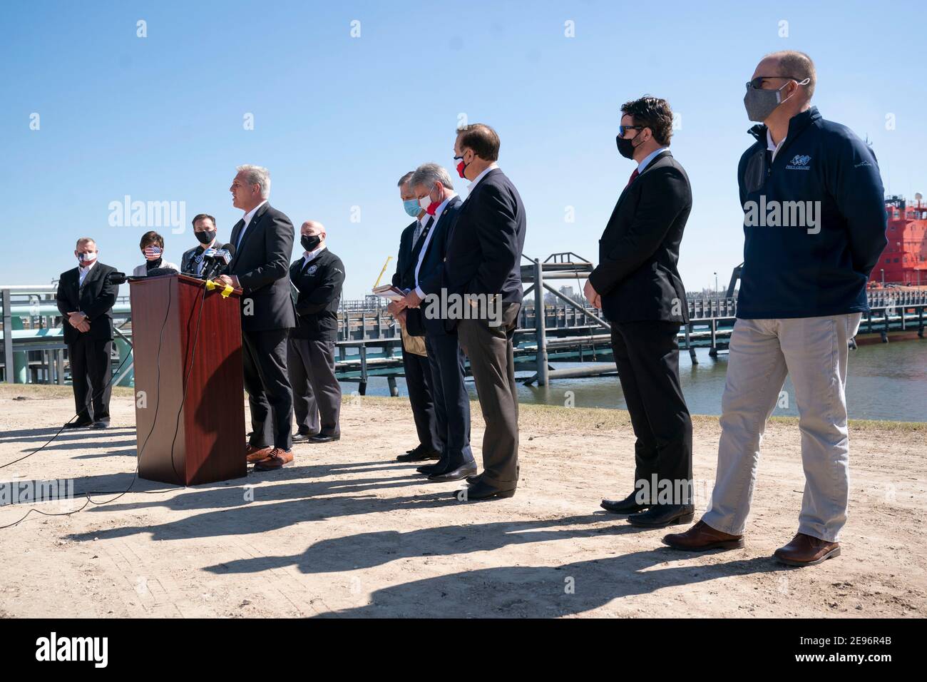 Houston, TX USA 2 febbraio 2021: Il leader della minoranza della Camera degli Stati Uniti Kevin McCarthy guida un gruppo di membri del Congresso che criticano la cancellazione del Presidente Joe Biden del progetto Keystone XL Pipeline e di altre nuove politiche energetiche che dicono stanno danneggiando l'economia del Texas. Il gruppo ha visitato una struttura di carico midstream sul canale navale di Houston. Credit: Bob Daemmrich/Alamy Live News Foto Stock