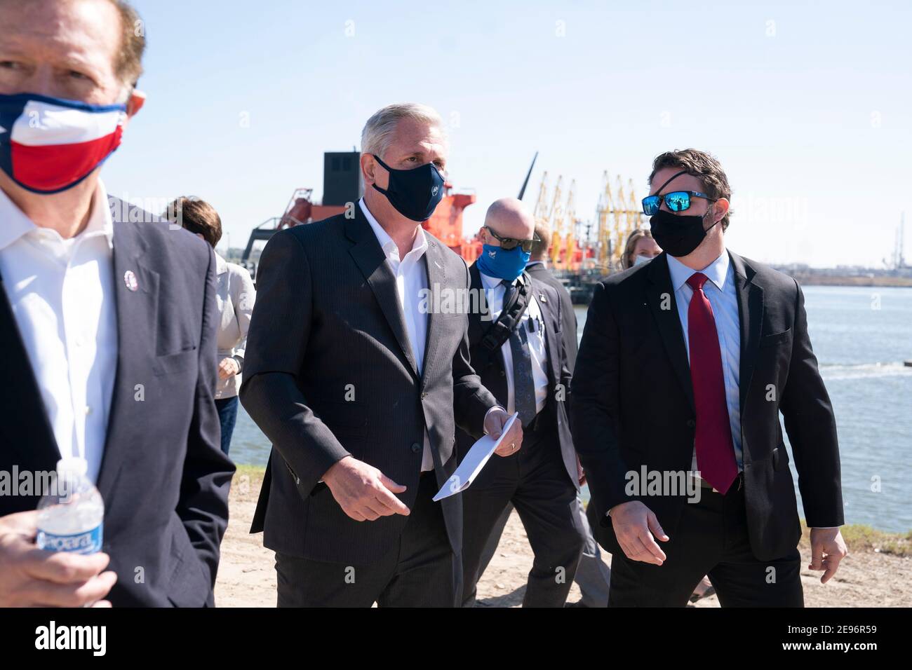 Houston, Stati Uniti. 02 febbraio 2021. Houston, TX USA 2 febbraio 2021: Il leader della minoranza della Camera degli Stati Uniti KEVIN MCCARTHY guida un gruppo di membri del Congresso, tra cui il Rep. DAN CRENSHAW (r), nel criticare la cancellazione del progetto della pipeline Keystone XL da parte del presidente Joe Biden e altre nuove politiche energetiche che dicono stanno danneggiando l'economia del Texas. Credit: Bob Daemmrich/Alamy Live News Foto Stock