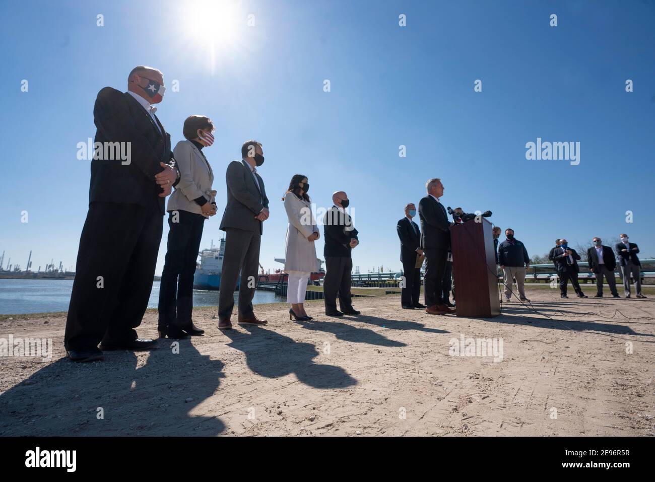 Houston, TX USA 2 febbraio 2021: Il leader della minoranza della Camera degli Stati Uniti Kevin McCarthy guida un gruppo di membri del Congresso che criticano la cancellazione del Presidente Joe Biden del progetto Keystone XL Pipeline e di altre nuove politiche energetiche che dicono stanno danneggiando l'economia del Texas. Il gruppo ha visitato una struttura di carico midstream sul canale navale di Houston. Credit: Bob Daemmrich/Alamy Live News Foto Stock