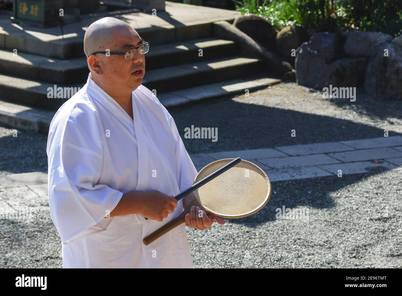 Kanagawa, Tokyo, Giappone. 2 Feb 2021. 2 febbraio 2021, l'ultimo Setsubun si è tenuto il 2 febbraio in Giappone 124 anni fa. Al Tempio Ryuko-ji nella città di Fujisawa, nella prefettura di Kanagawa, la semina di fagioli del partito di Setsubun è stata annullata per prevenire l'infezione con il nuovo coronavirus, ma la linea d'acqua del monaco è stata mostrata. Credit: Kazuki Oishi/ZUMA Wire/Alamy Live News Foto Stock