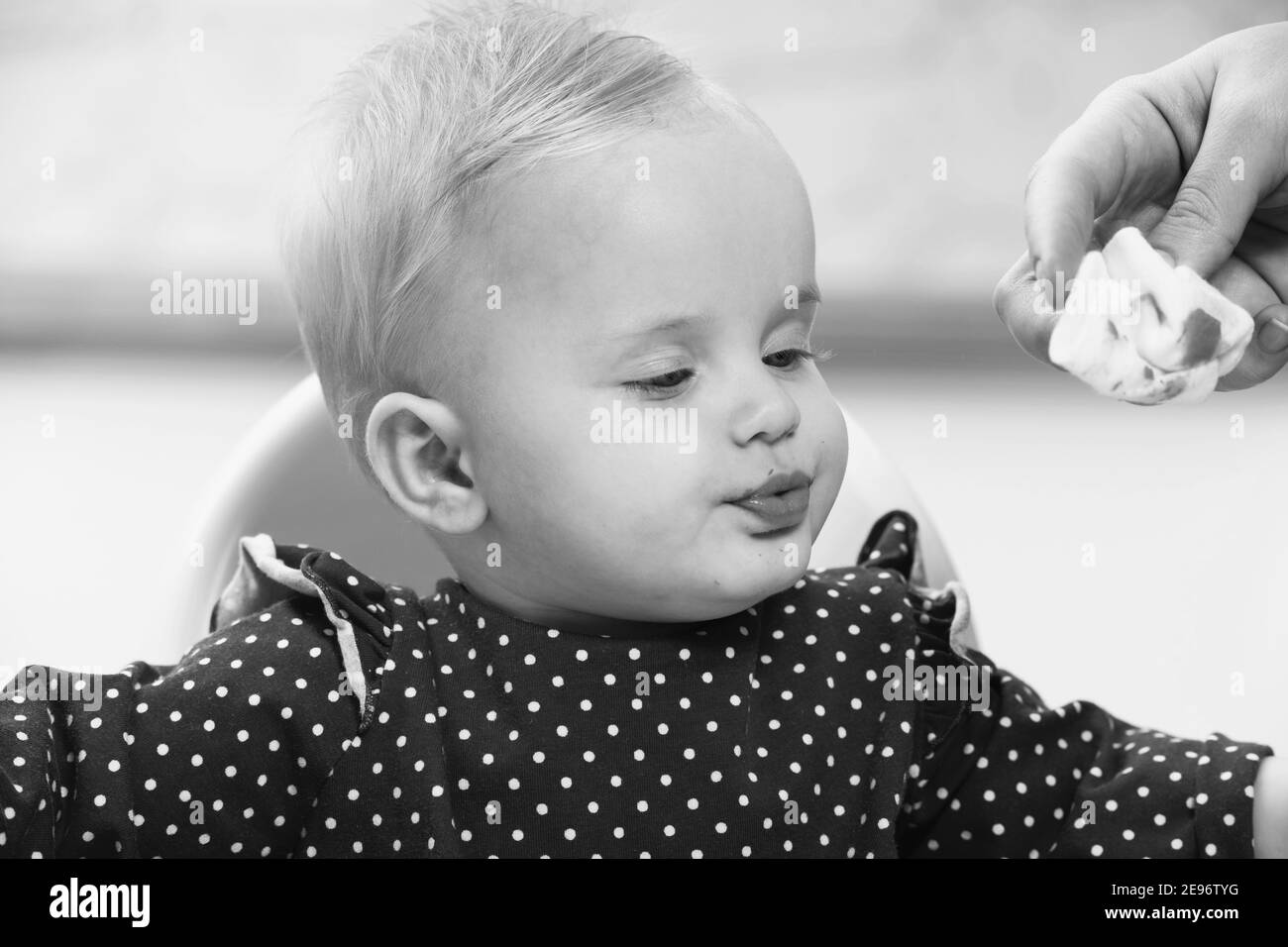 Madre salviette bocca del bambino con tovagliolo dopo l'alimentazione del  suo bambino Figlia con cibo a casa Foto stock - Alamy