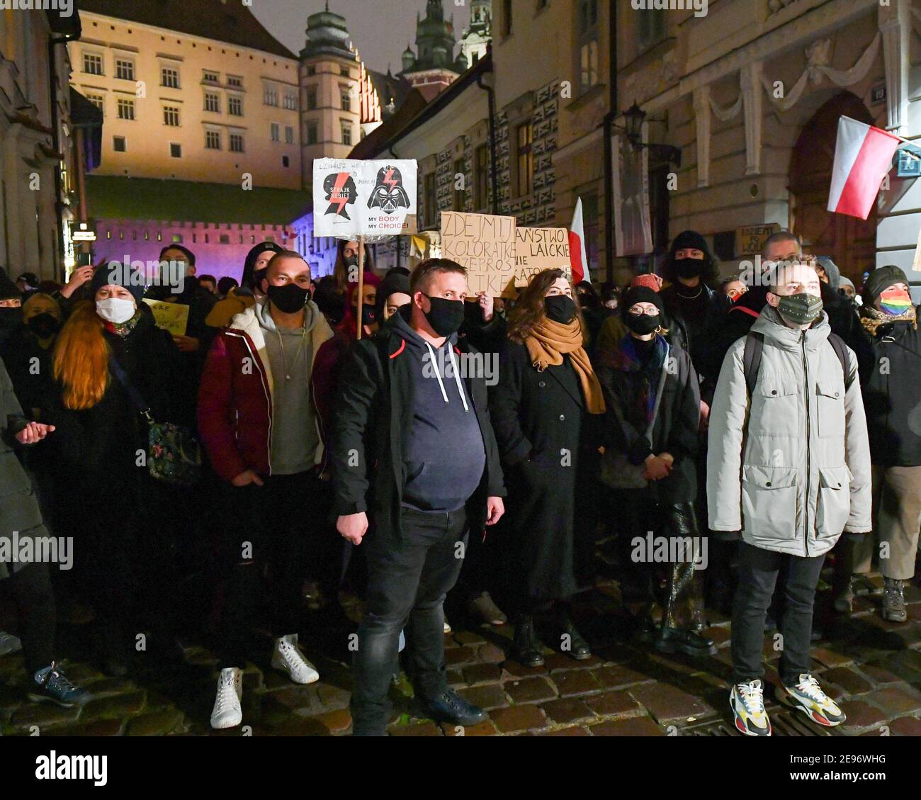 I manifestanti si riuniscono durante la dimostrazione. La gente insoddisfatta è venuta alla curia di Cracovia protestando davanti all'appartamento del Cardinale Dziwisz in via Kanonicza, dopo la trasmissione del film su TVN circa nascondere la pedofilia del Cardinale Stanislaw Dziwisz sotto il titolo di Don Stanislao. Foto Stock