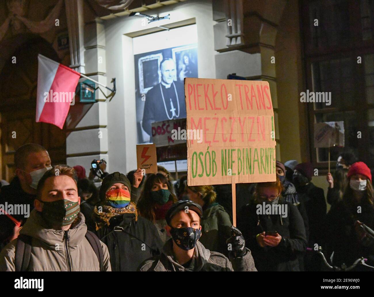 Un manifestante che tiene un cartello nella folla esprimendo la sua opinione durante la dimostrazione. La gente insoddisfatta è venuta alla curia di Cracovia protestando davanti all'appartamento del Cardinale Dziwisz in via Kanonicza, dopo la trasmissione del film su TVN circa nascondere la pedofilia del Cardinale Stanislaw Dziwisz sotto il titolo di Don Stanislao. Foto Stock