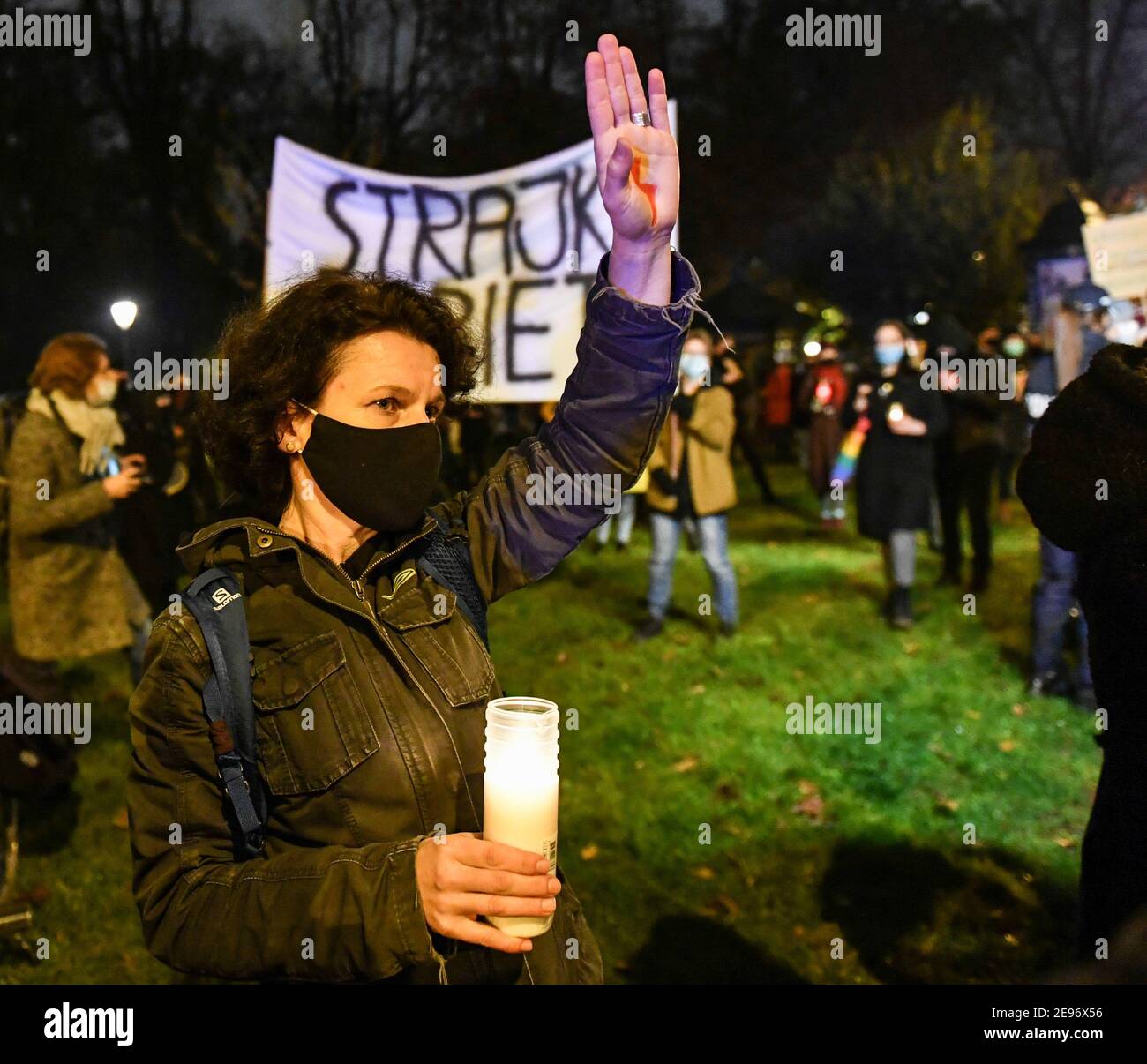 Cracovia, Polonia. 10 Nov 2020. Una protesta con una candela e un simbolo di fulmine dipinta sulla sua mano durante la dimostrazione.persone insoddisfatte sono venuti alla curia di Cracovia protestando di fronte all'appartamento del Cardinale Dziwisz in via Kanonicza, Dopo la trasmissione del film su TVN circa nascondere pedofilia dal Cardinale Stanislaw Dziwisz con il titolo di Don Stanislao. Credit: Alex Bona/SOPA Images/ZUMA Wire/Alamy Live News Foto Stock