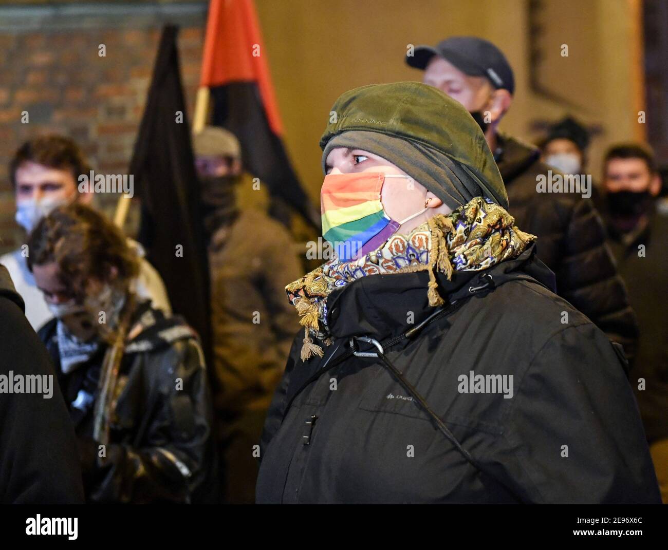 Cracovia, Polonia. 10 Nov 2020. Un protettore con una maschera LGBTQ durante la dimostrazione.persone insoddisfatte sono giunte alla curia di Cracovia protestando davanti all'appartamento del Cardinale Dziwisz in via Kanonicza, dopo la trasmissione del film su TVN su nascondere la pedofilia del Cardinale Stanislaw Dziwisz sotto il titolo di Don Stanislao. Credit: Alex Bona/SOPA Images/ZUMA Wire/Alamy Live News Foto Stock