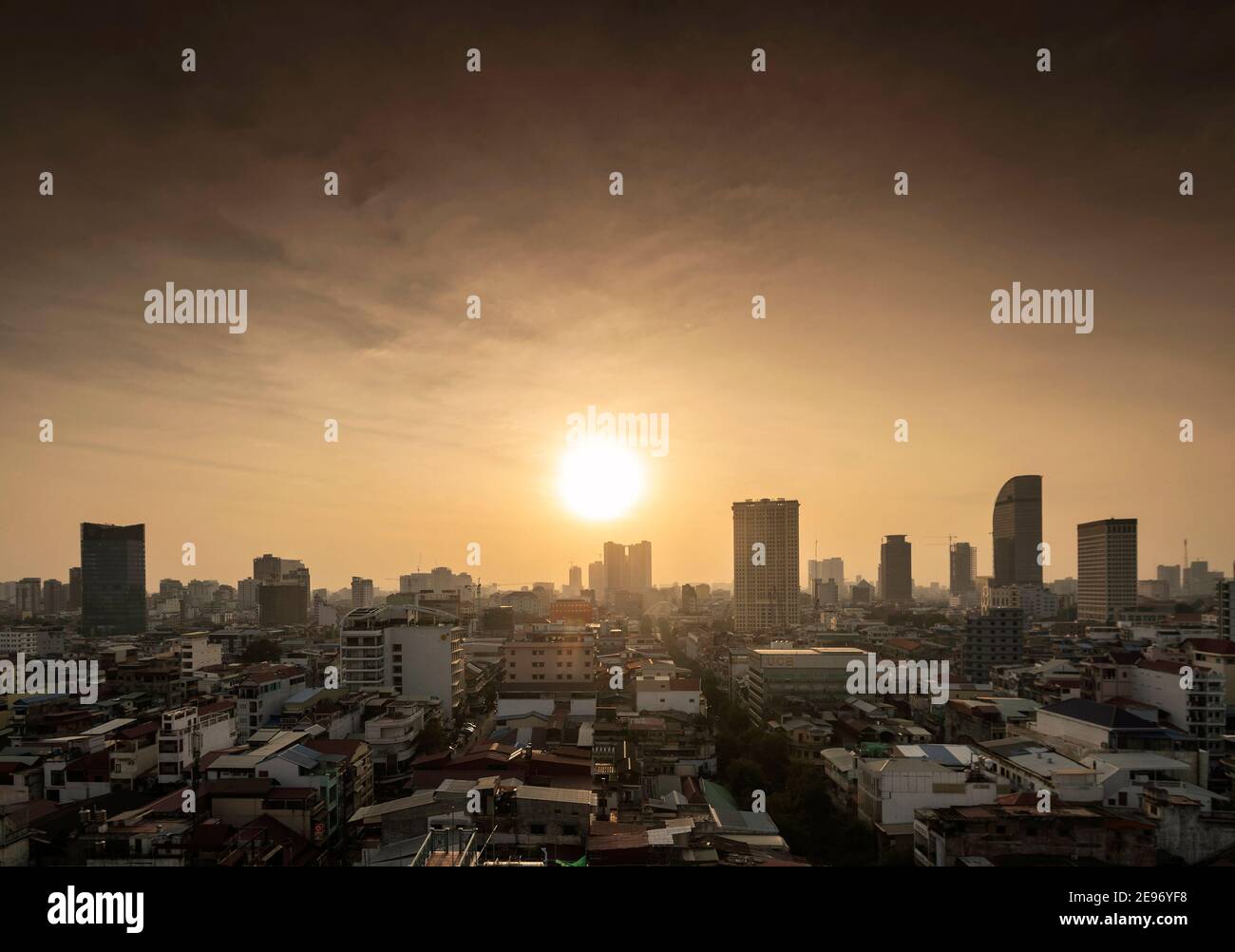 vista urbana dello skyline centrale di phnom penh in cambogia al tramonto Foto Stock