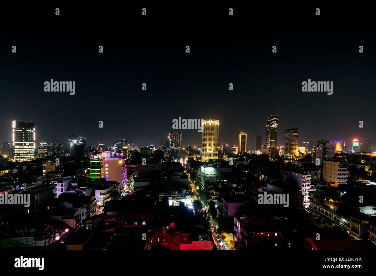 vista urbana dello skyline centrale di phnom penh in cambogia di notte Foto Stock