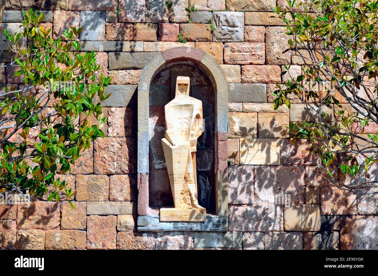 Sculture e pareti presso il sito del Monastero di Montserrat vicino Barcellona Foto Stock