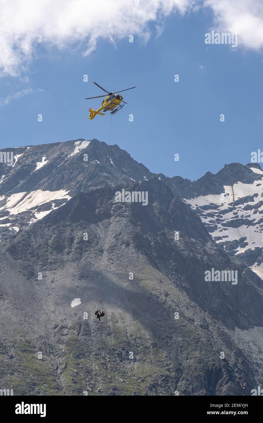 Grossglockner, Austria - 8 agosto 2020: Incidente di emergenza di sci di soccorso in elicottero in montagna Foto Stock