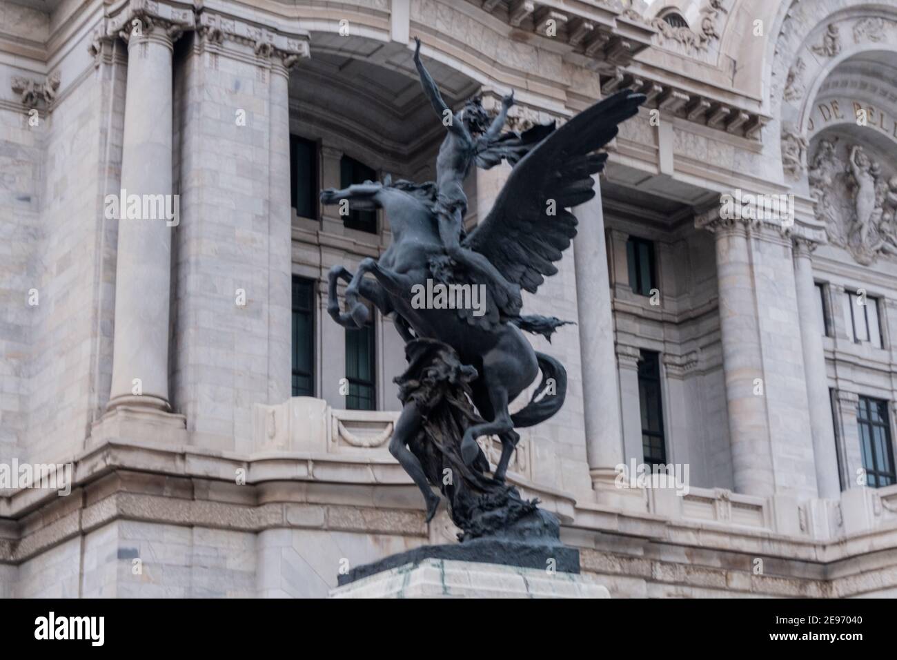 Statua nera di pegasus con Palazzo delle Belle Arti come sfondo Foto Stock