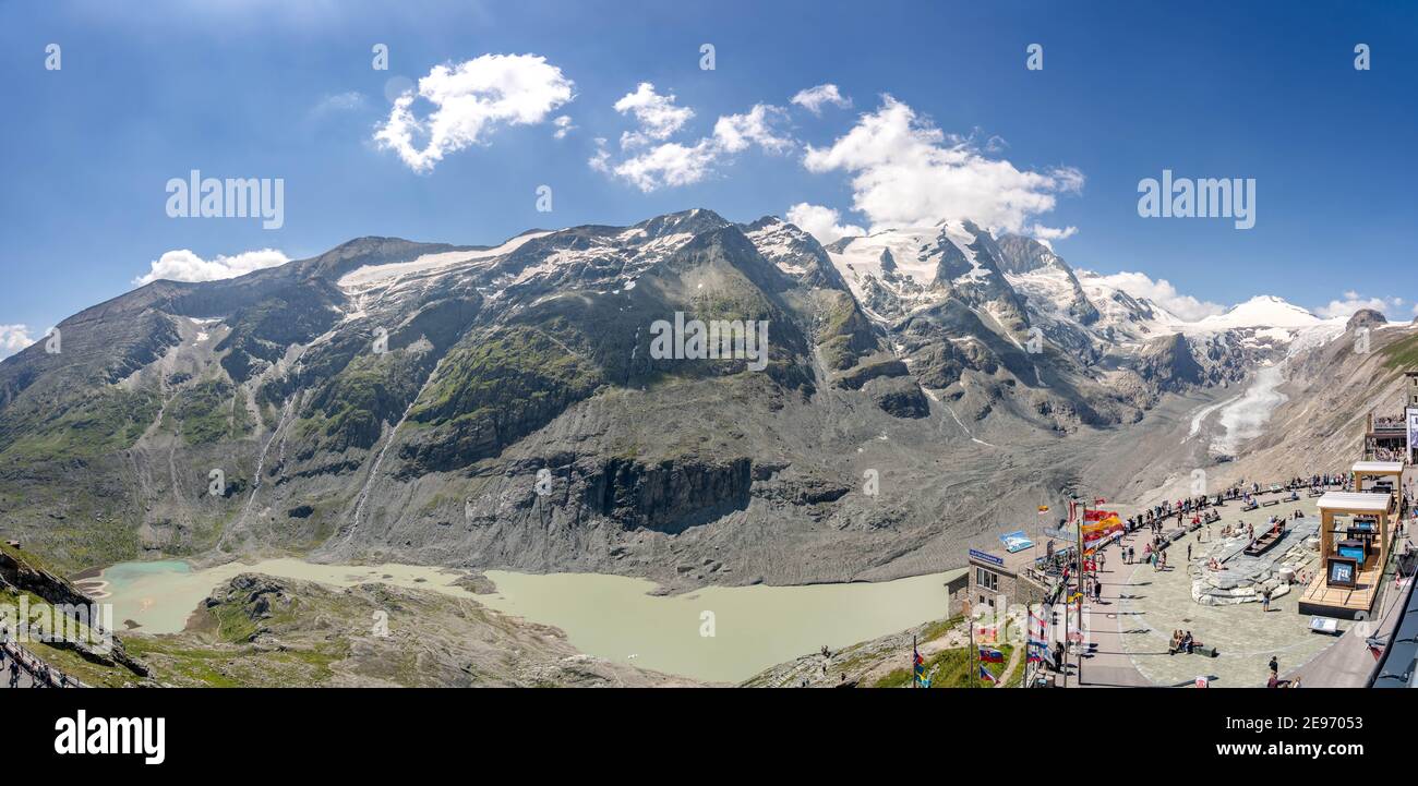 Grossglockner, Austria - 8 agosto 2020: Vista panoramica del punto panoramico Kaiser Franz Josefs con ghiacciaio in cima Foto Stock