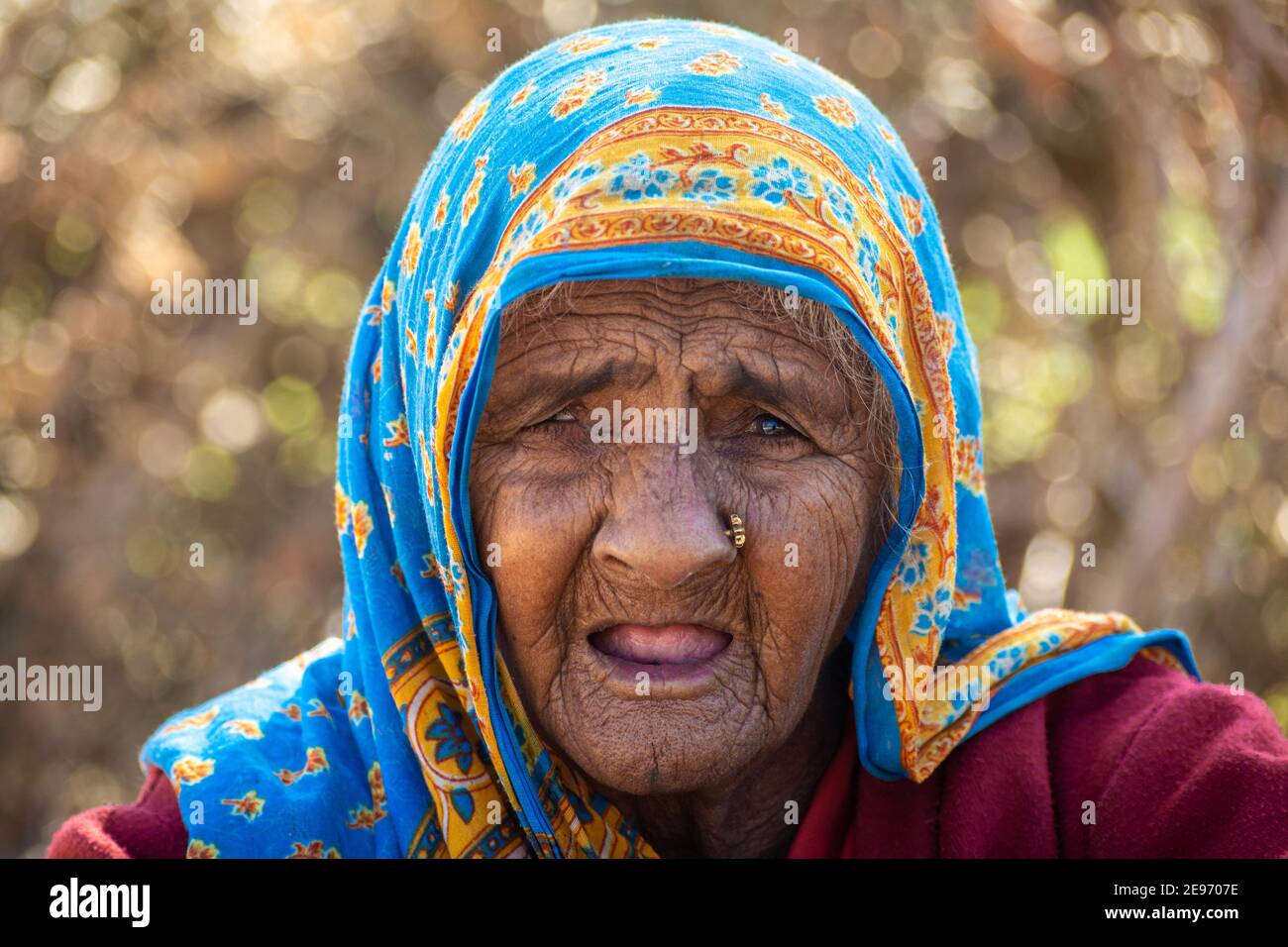 TIKAMGARH, MADHYA PRADESH, INDIA - 23 GENNAIO 2021: Una donna anziana in un villaggio indiano. Foto Stock