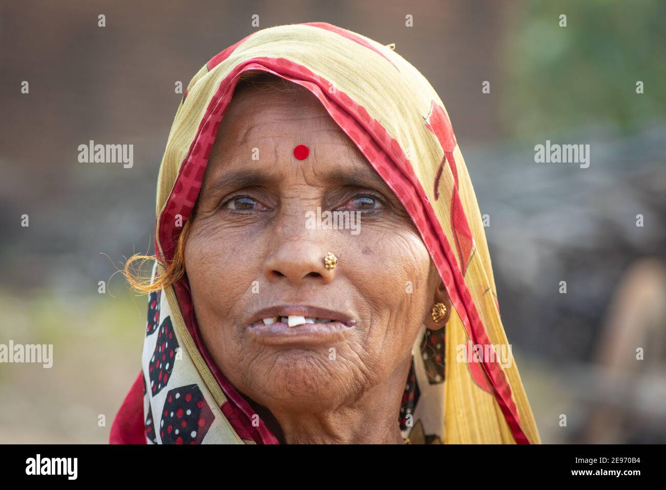 TIKAMGARH, MADHYA PRADESH, INDIA - 23 GENNAIO 2021: Una donna anziana in un villaggio indiano. Foto Stock