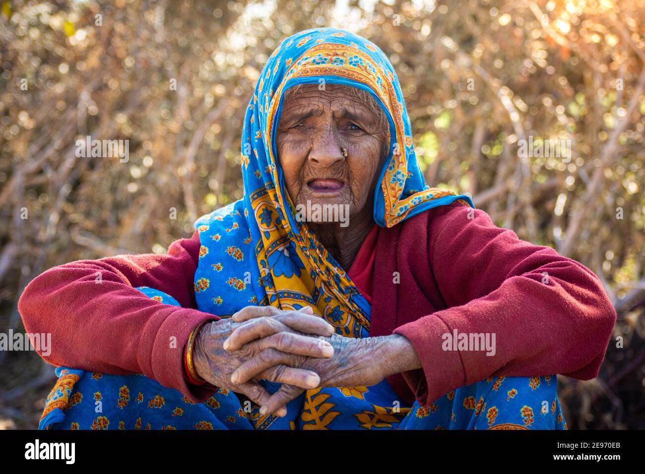 TIKAMGARH, MADHYA PRADESH, INDIA - 23 GENNAIO 2021: Una donna anziana in un villaggio indiano. Foto Stock