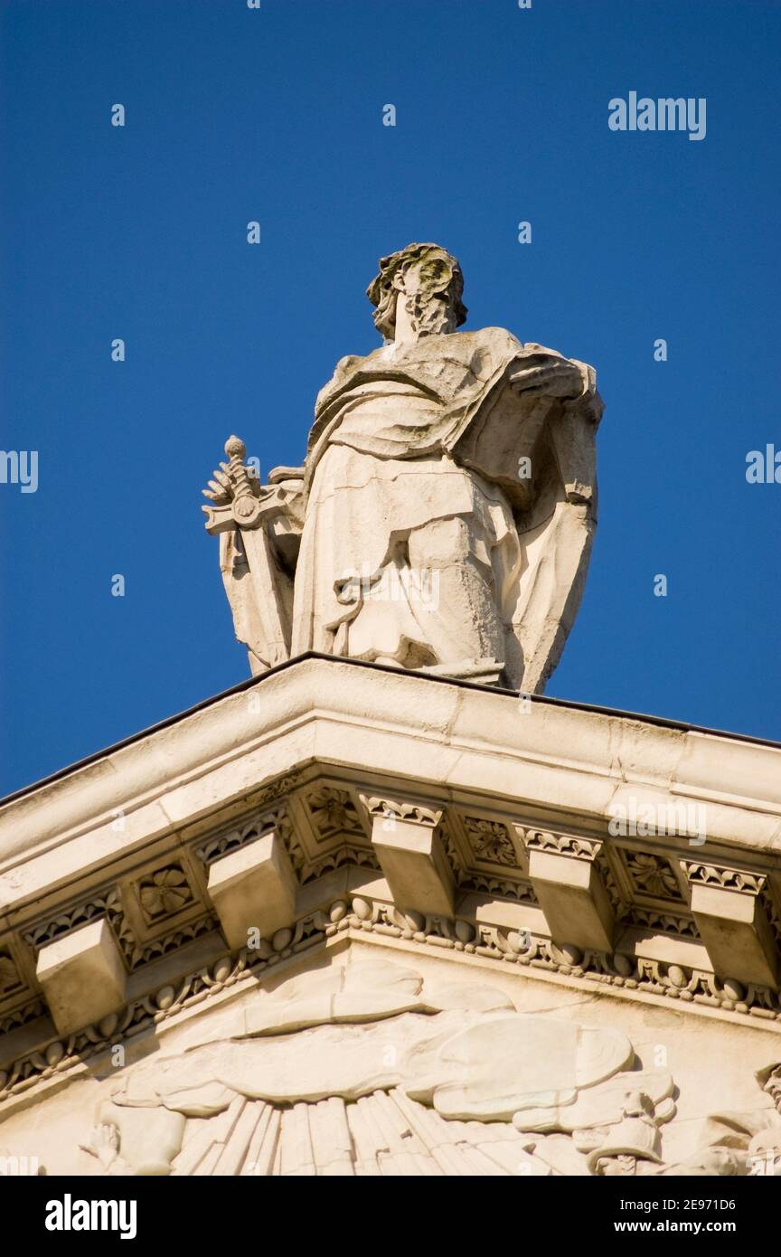 Statua di San Paolo in cima al frontone occidentale della Cattedrale di San Paolo, città di Londra. Scolpito da Francis Bird (1667–1731) e su sis pubblico Foto Stock