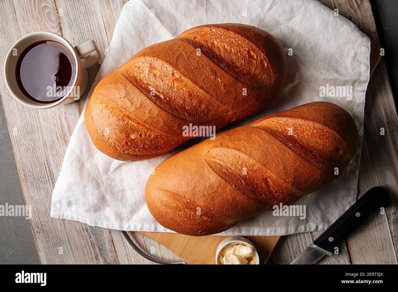 Pane bianco con burro e caffè Foto Stock