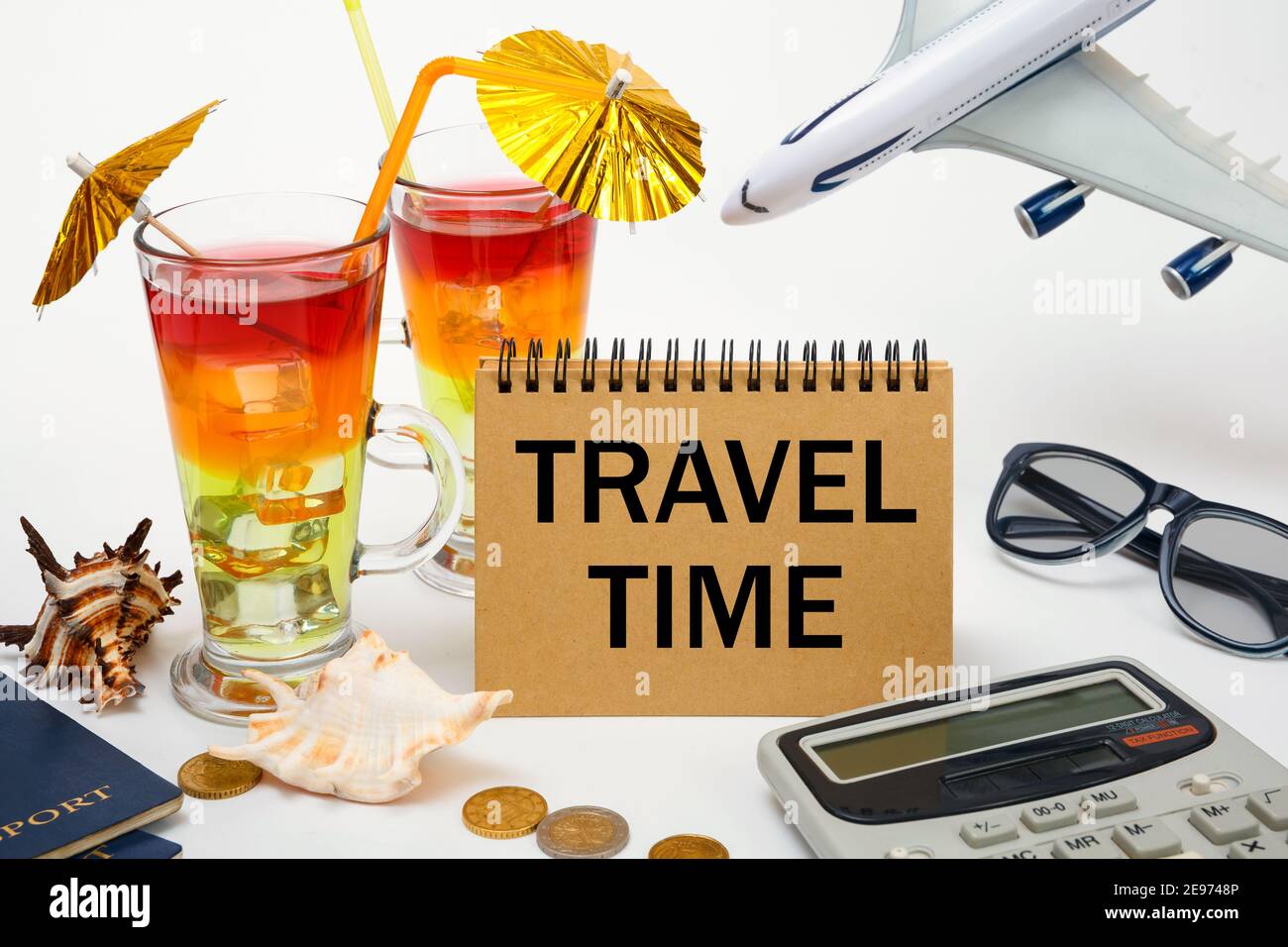 Tempo di viaggio - l'iscrizione sul taccuino, cocktail, aereo, documenti. Concetto di viaggio. Foto Stock