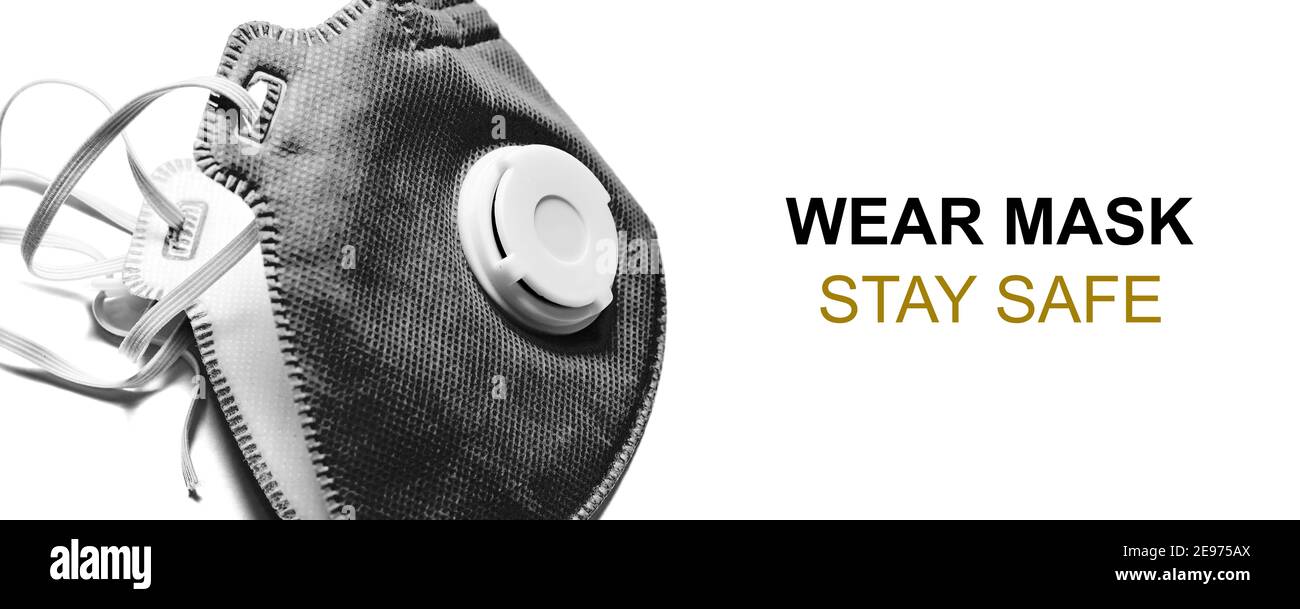 Striscione con maschera protettiva per il viso e appelli a indossarlo. Protezione da virus e background epidemici Foto Stock