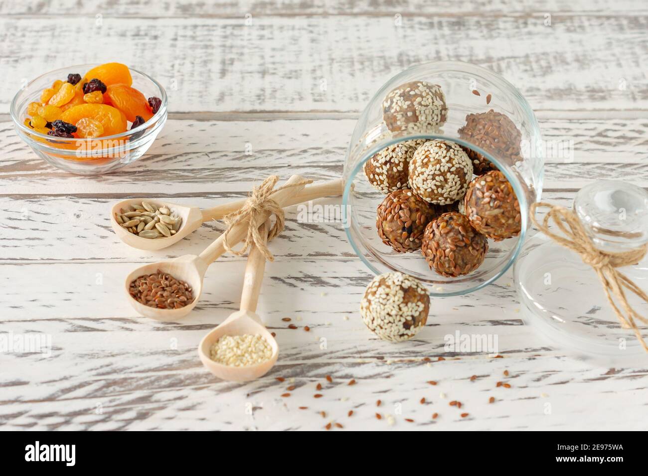 Palline di farina d'avena. Non cuocete i morsi di energia nel vaso di vetro Foto Stock