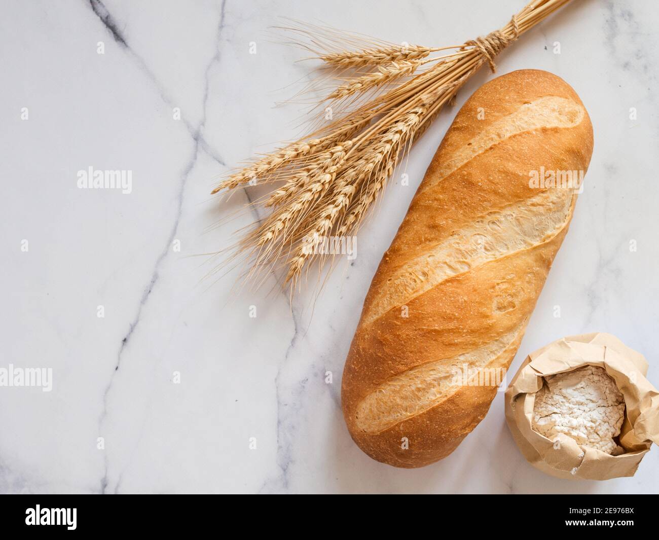 British White Bloomer o pane europeo Baton su sfondo di marmo bianco. Vista dall'alto o in piano. Spazio di copia per testo o disegno. Foto Stock