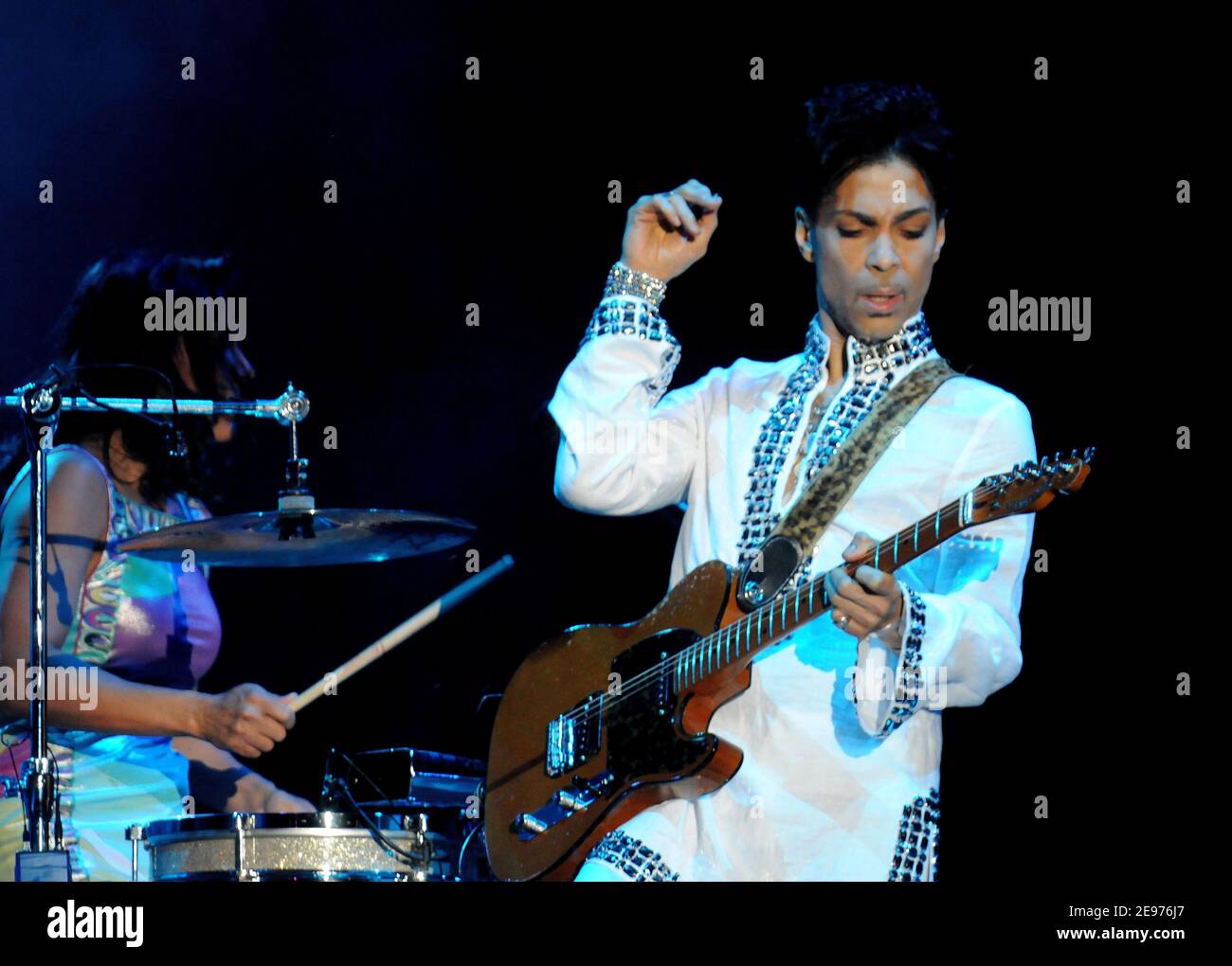 Prince si esibisce dal vivo al festival musicale Coachella 2008 a Indio, California, il 26 aprile 2008. Credito: Atlas/MediaPunch Foto Stock