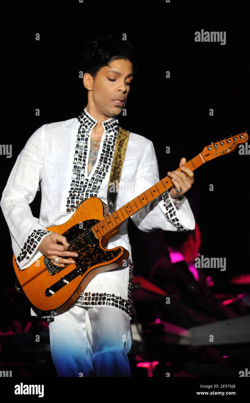 Prince si esibisce dal vivo al festival musicale Coachella 2008 a Indio, California, il 26 aprile 2008. Credito: Atlas/MediaPunch Foto Stock