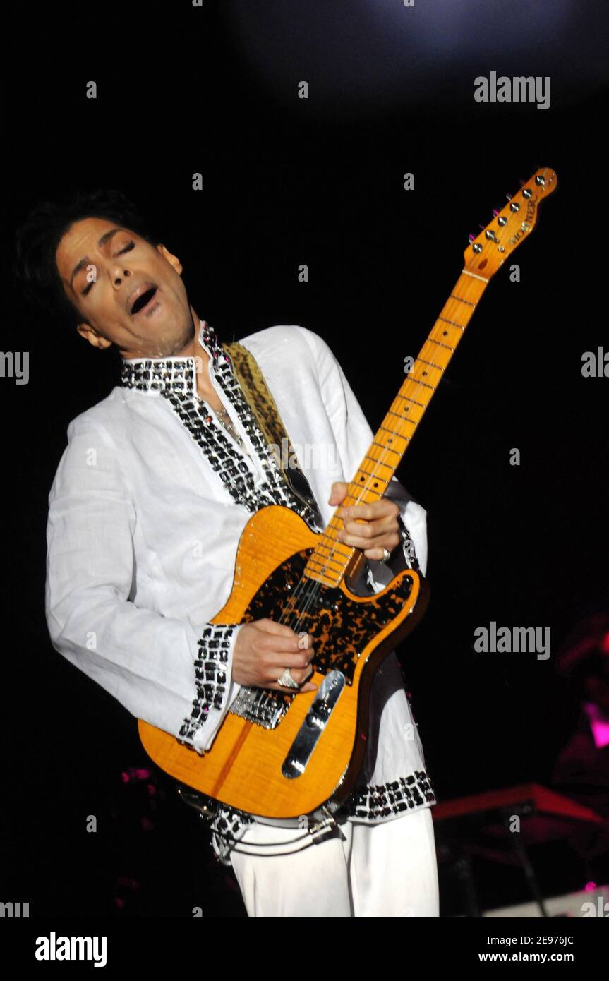 Prince si esibisce dal vivo al festival musicale Coachella 2008 a Indio, California, il 26 aprile 2008. Credito: Atlas/MediaPunch Foto Stock