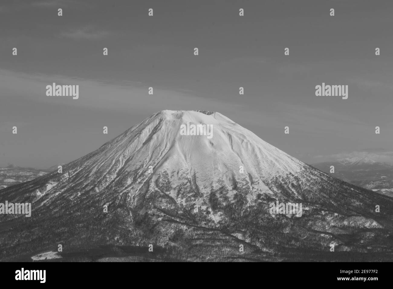 Vulcano innevato Monte Yotei in una limpida giornata invernale, Niseko, Hokkaido, Giappone Foto Stock