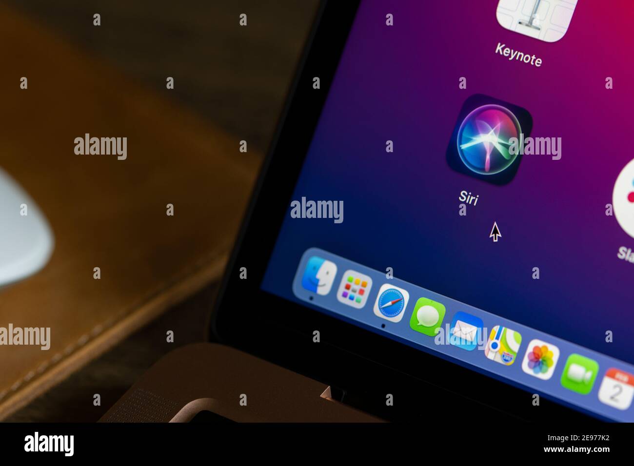 L'icona dell'app Siri viene visualizzata sullo schermo di un computer portatile MacBook Air il 2 febbraio 2021. Siri è un assistente virtuale che fa parte dei sistemi operativi di Apple Inc. Foto Stock