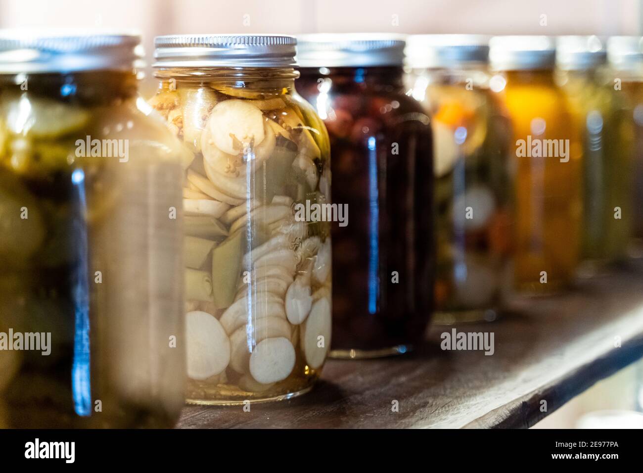 Parete di vasi di vetro di verdure colorate sottaceto, preso al Canadian Food and Agriculture Museum. Ottawa, Canada Foto Stock