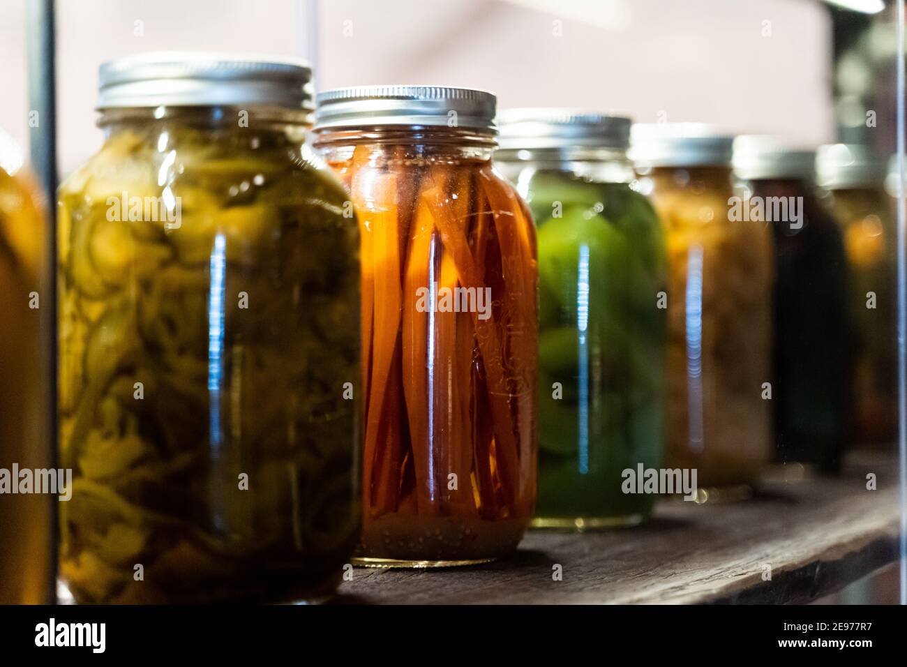Parete di vasi di vetro di verdure colorate sottaceto, preso al Canadian Food and Agriculture Museum. Ottawa, Canada Foto Stock